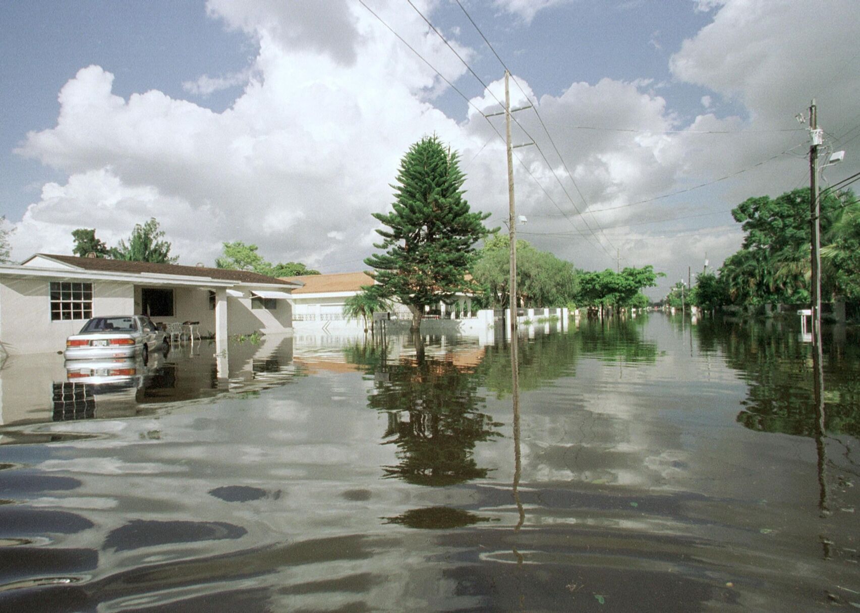 2000: Hurricane Alberto lasts many days